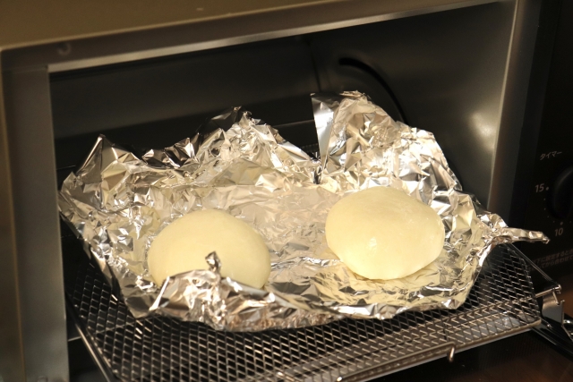 トースターでアルミホイルを使って餅を焼く